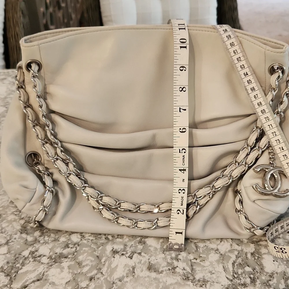 RARE CHANEL Vintage Lambskin Handbag - Picture 7 of 15